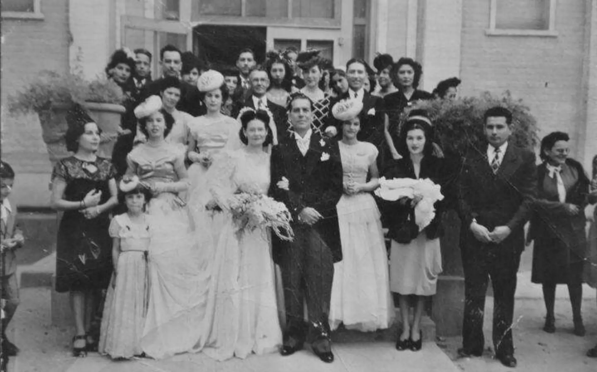 Abuelos se reencuentran en exposición de fotografía de bodas 